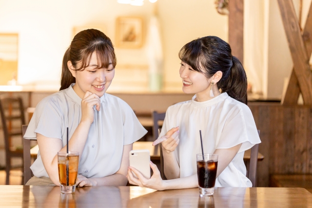 SNS投稿を楽しむ女性2人組の笑顔