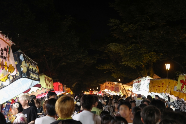 お祭りの屋台と人混みの写真