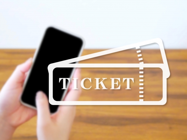 スマートフォンでオンラインチケットを購入するイメージ