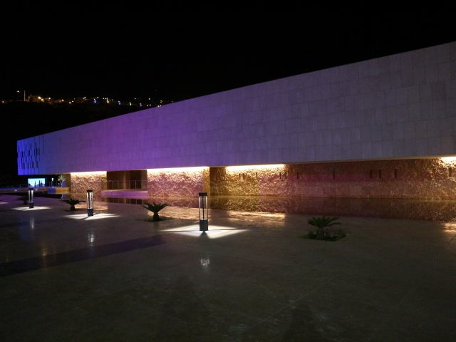 暗めの照明で静かな展示空間のイメージ