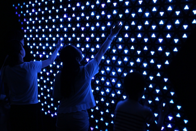 「デジタルアート体験を楽しむ子どもたちの様子