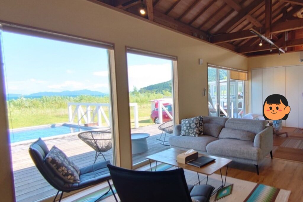 広々としたリビングから見えるテラスとプール