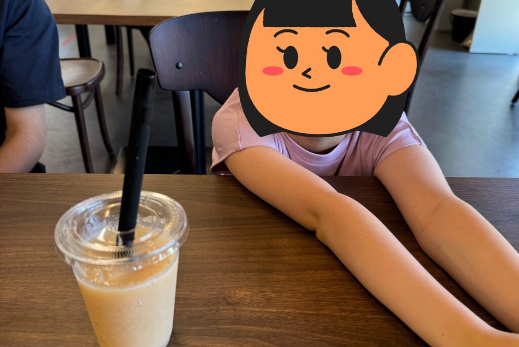 カフェでゆっくり休憩する女の子