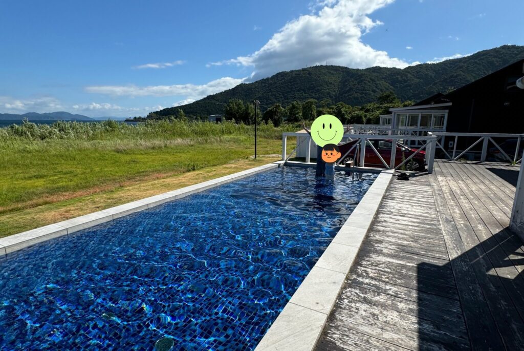 プライベートプールで親子がポーズをとっている様子