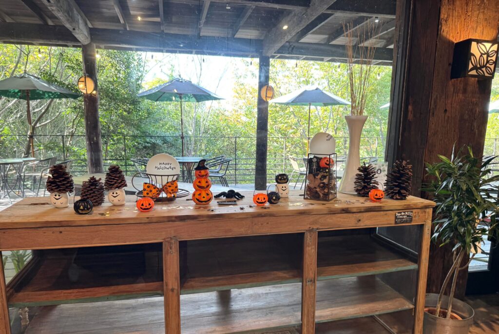 テラス席のとハロウィンの飾り棚