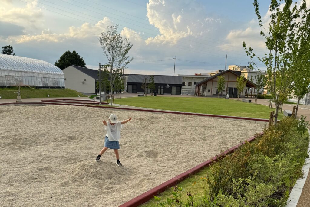 関西最大級の砂場でポーズをとる女の子