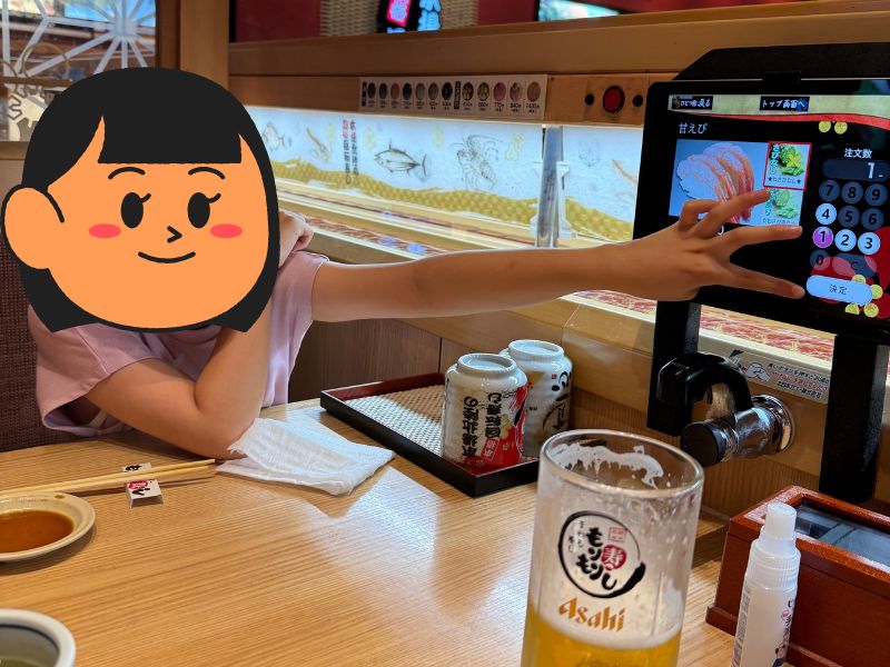 子どもがタッチパネルで注文している様子
