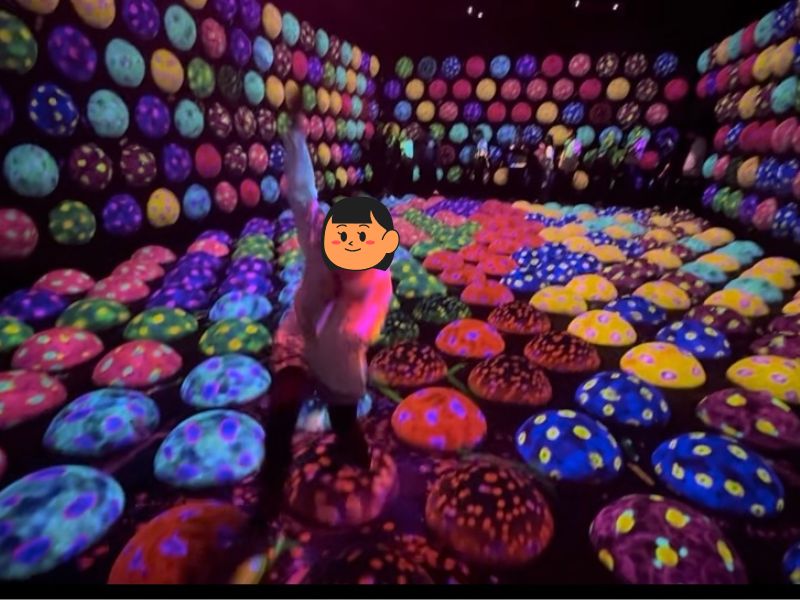 チームラボ バイオヴォルテックス京都「あおむしハウスの高速跳ね球」で遊ぶ様子