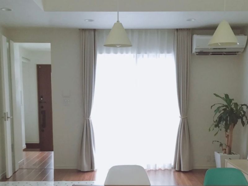 レースカーテンを閉めたリビングの昼間の様子