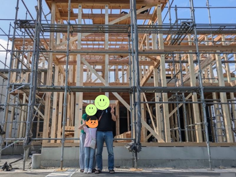 上棟直後の新居の前での記念写真