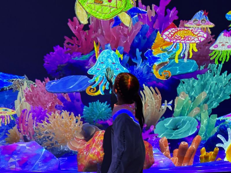 チームラボ バイオヴォルテックス京都「スケッチオーシャン」で描いた生き物が泳ぐ様子