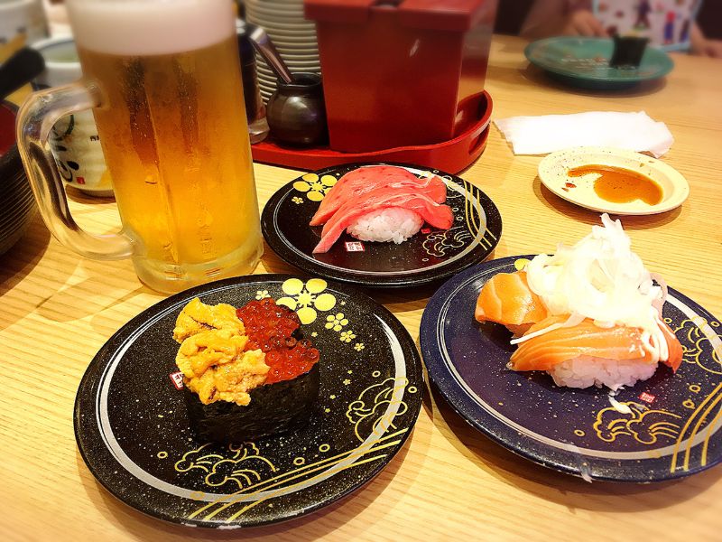 中トロ・オニオンサーモン・ウニいくらの3皿のお寿司
