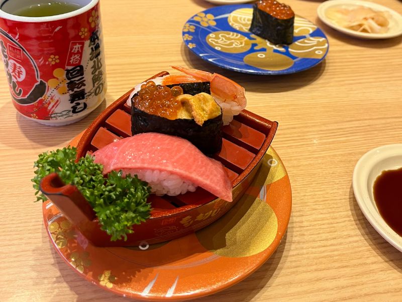 豪華三点盛り（トロ・赤エビ・ウニいくら）の寿司
