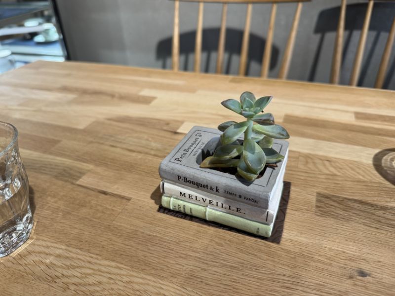 UZU Gardenのカフェスペースのテーブル