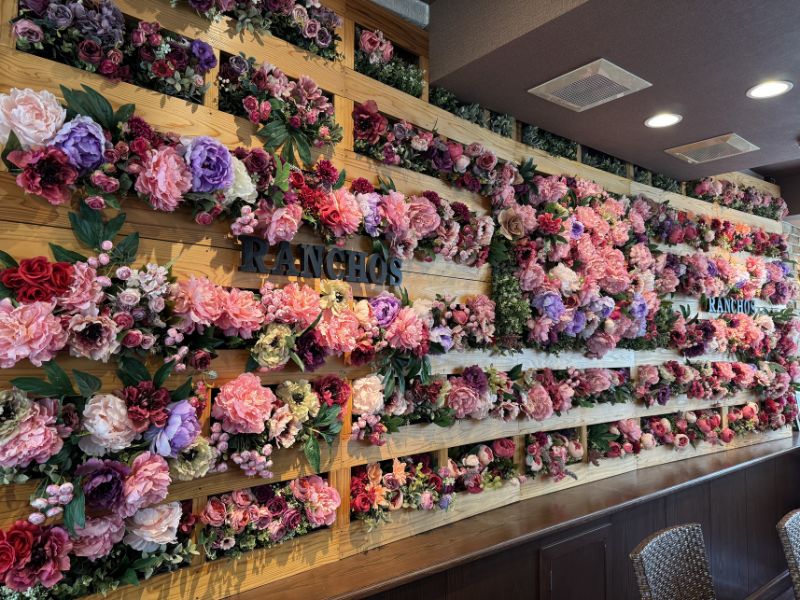 らんちょす宇治本店の店内の壁一面のお花