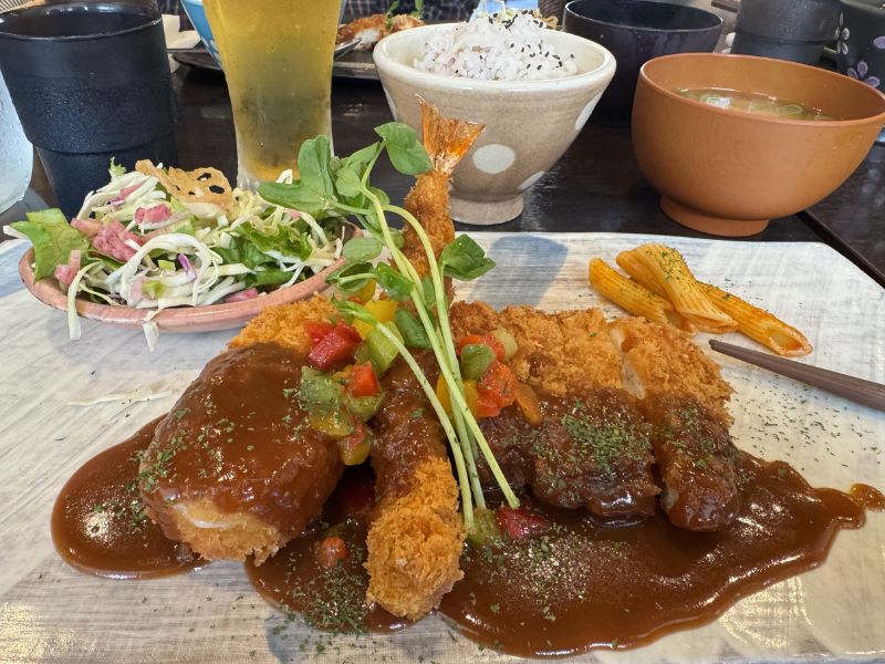 らんちょす宇治本店のチキン・コロッケ・海老フライセット